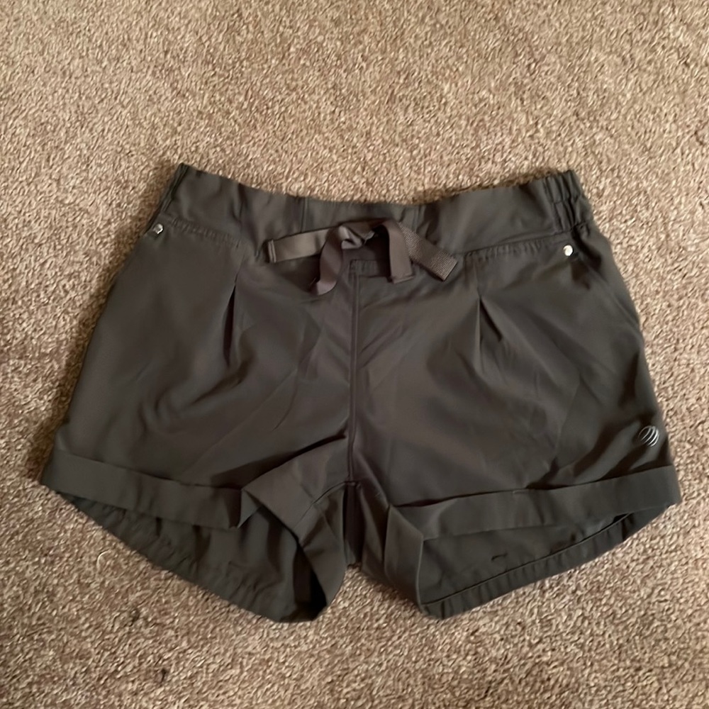 Size medium MPG shorts, green